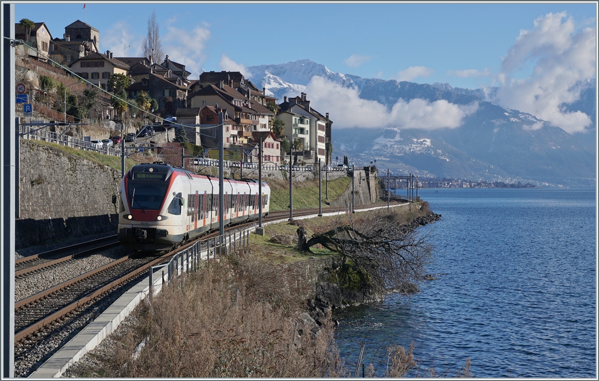 The SBB Flirt RABe 523 016 is the S5 to Grandson. This train is now between St Saphorin and Rivaz. 

11.01.2022