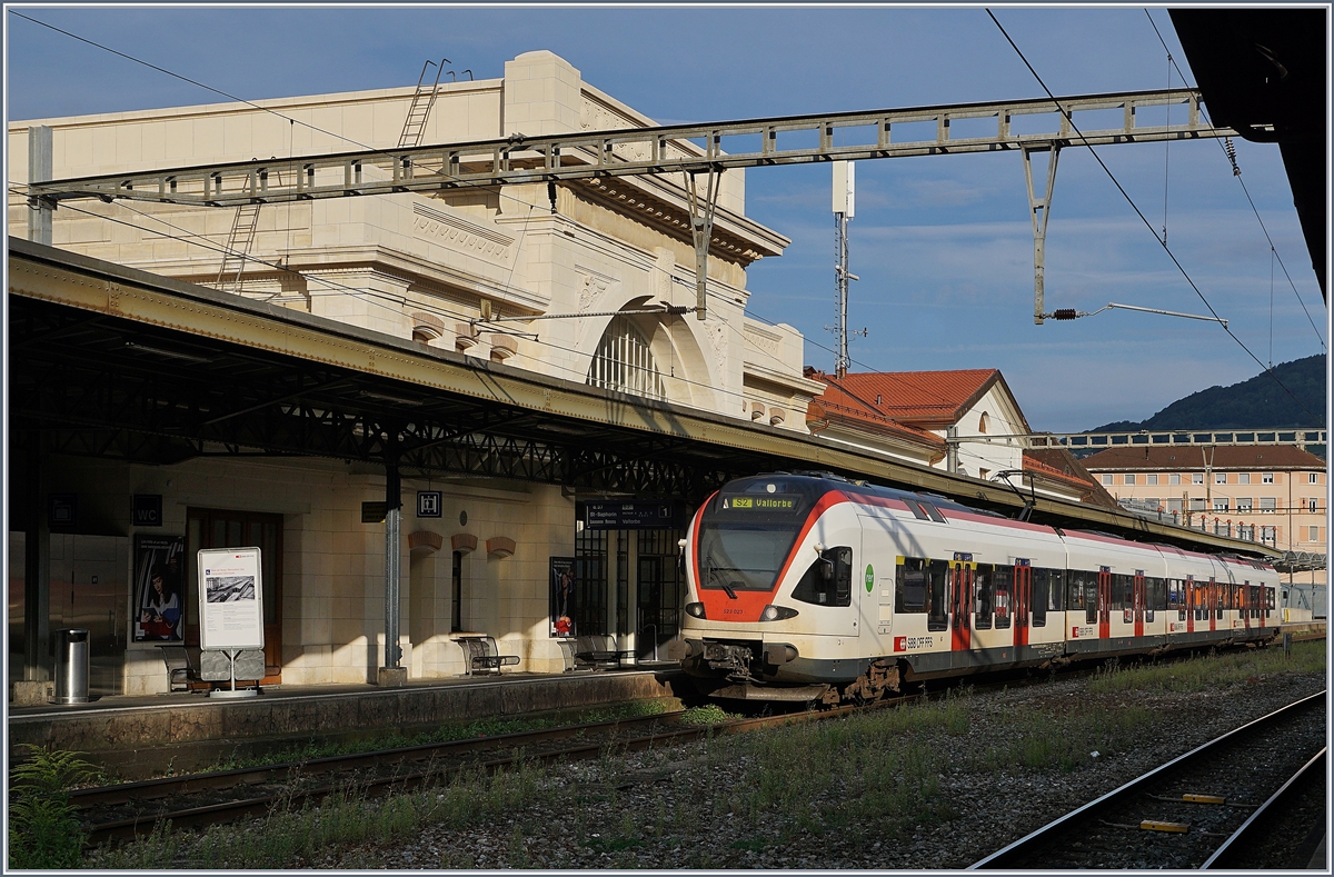 The SBB Flirt RABe 523 025 is on its way to Vallorbe as S2. The photo was taken in Vevey.

September 1, 2019