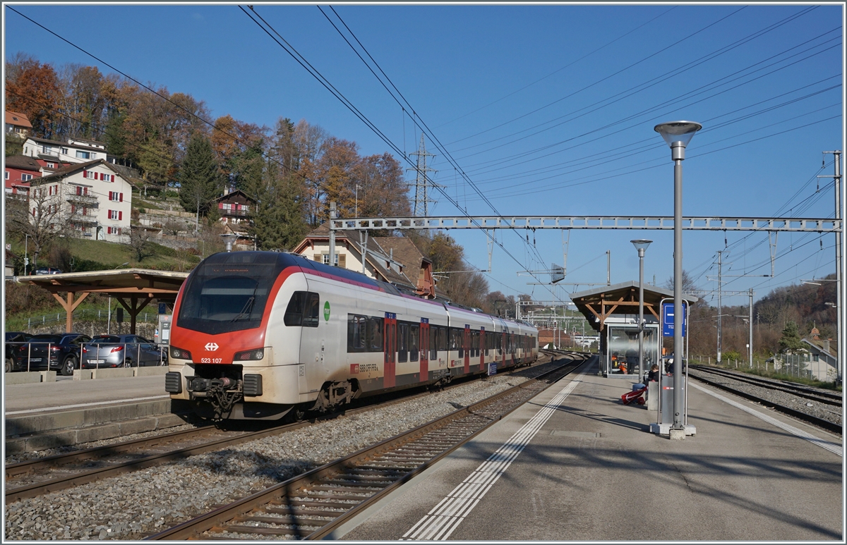 The SBB Flirt3 RABe 523 107 on the way to Palézieux by his stop in Puidoux.

08.12.2022  