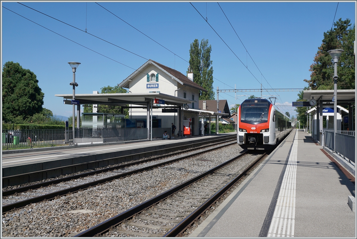 The SBB Flirt3 RABe 523 114 on the way to  Aigle by his stop in Burier. 

30.07.2022