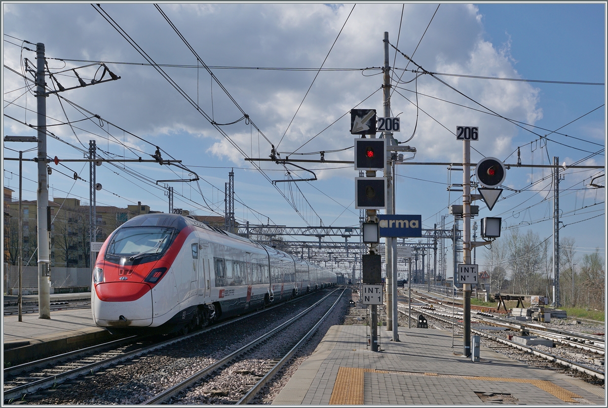 The SBB Giruno RABe 501 011  Thurgau  is the EC 308 from Bologna to Zürich and is leaving Parma. 

15.03.2023