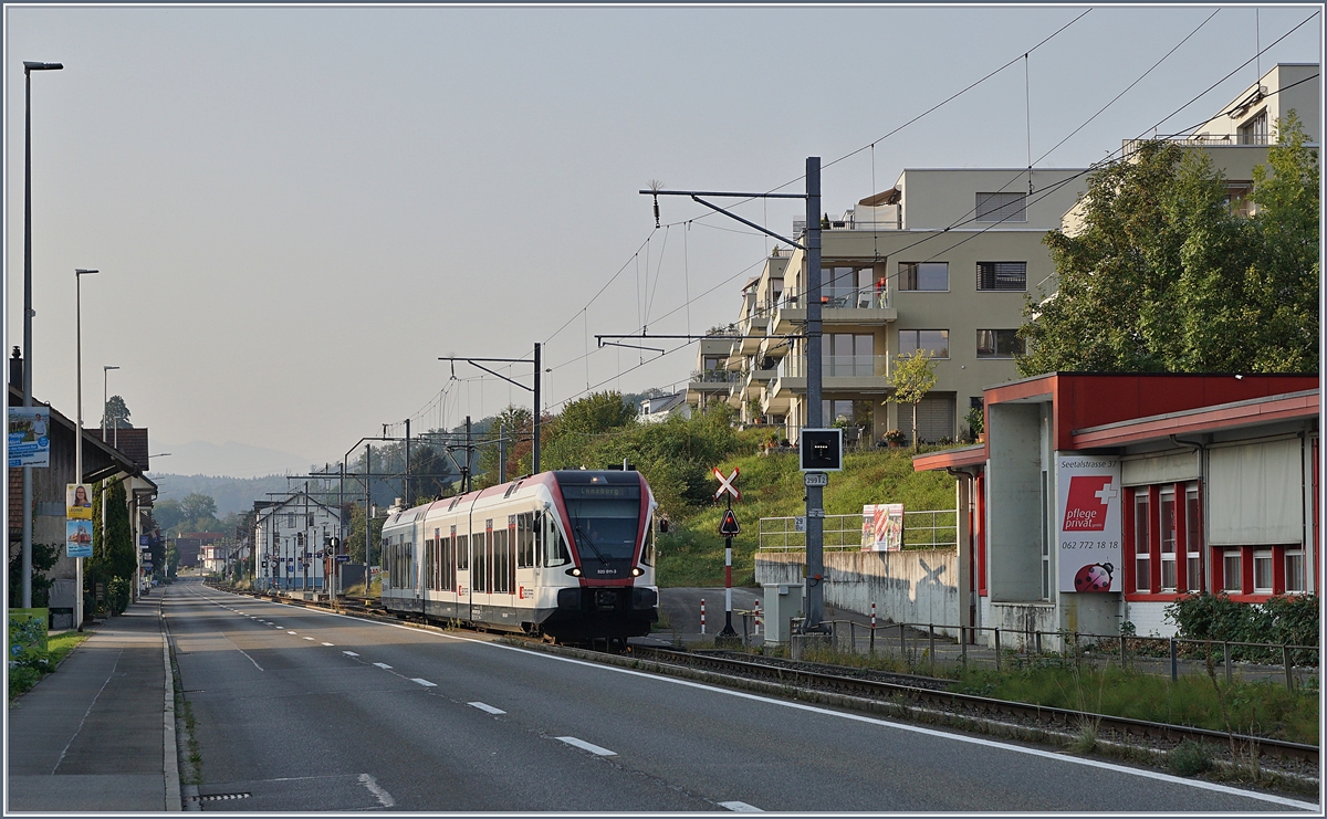 The SBB GTW RABe 520 011-3 on the way from Luzern to Lenzburg by Birrwill. 

13.09.2020