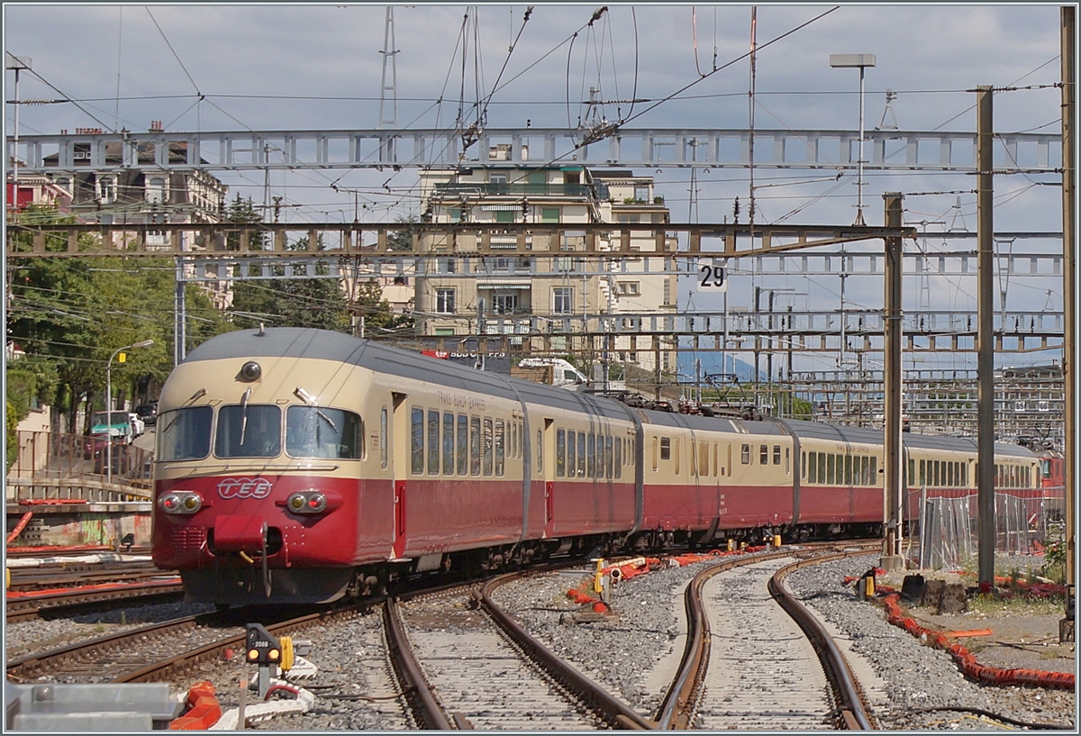 The SBB Historic RAe TEE II 1053 is in Lausanne on the way to Montreux. 

05.07.2023