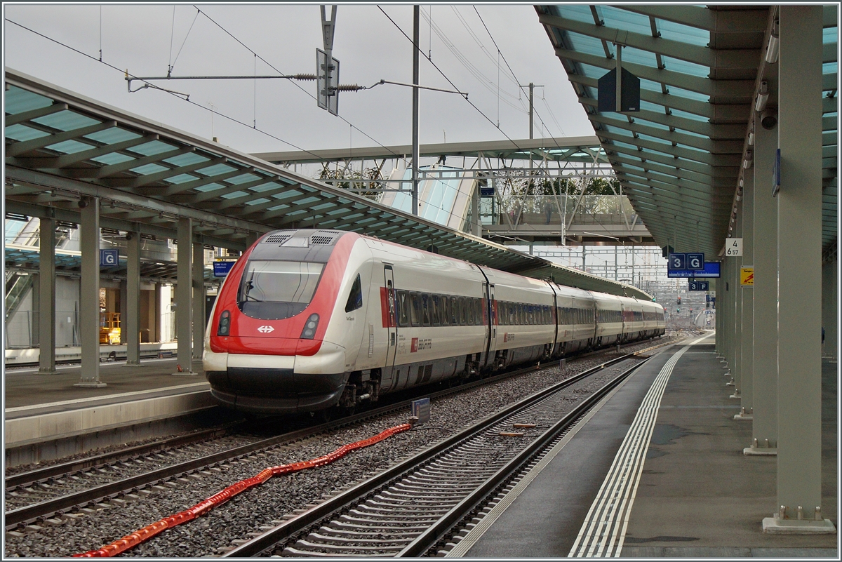 The SBB ICN RABe 500 040-1  Graf Zeppelin  passes through Renens VD. The train is on the way from Zurich to Lausanne and is almost at the destination of its journey.

Dec 14, 2023