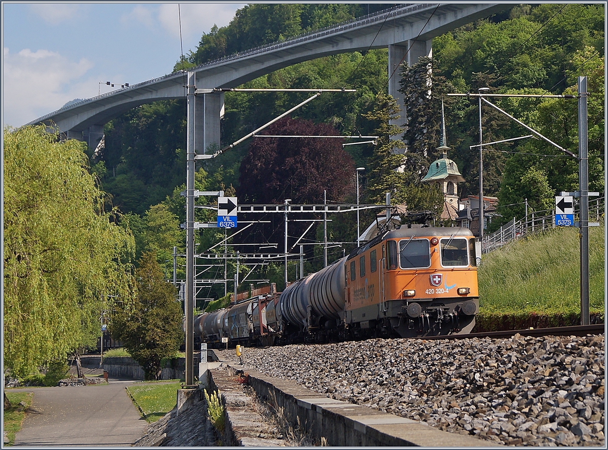 The SBB  Interregio Cargo Re 420 320-4 by Villeneve.
07.05.2018