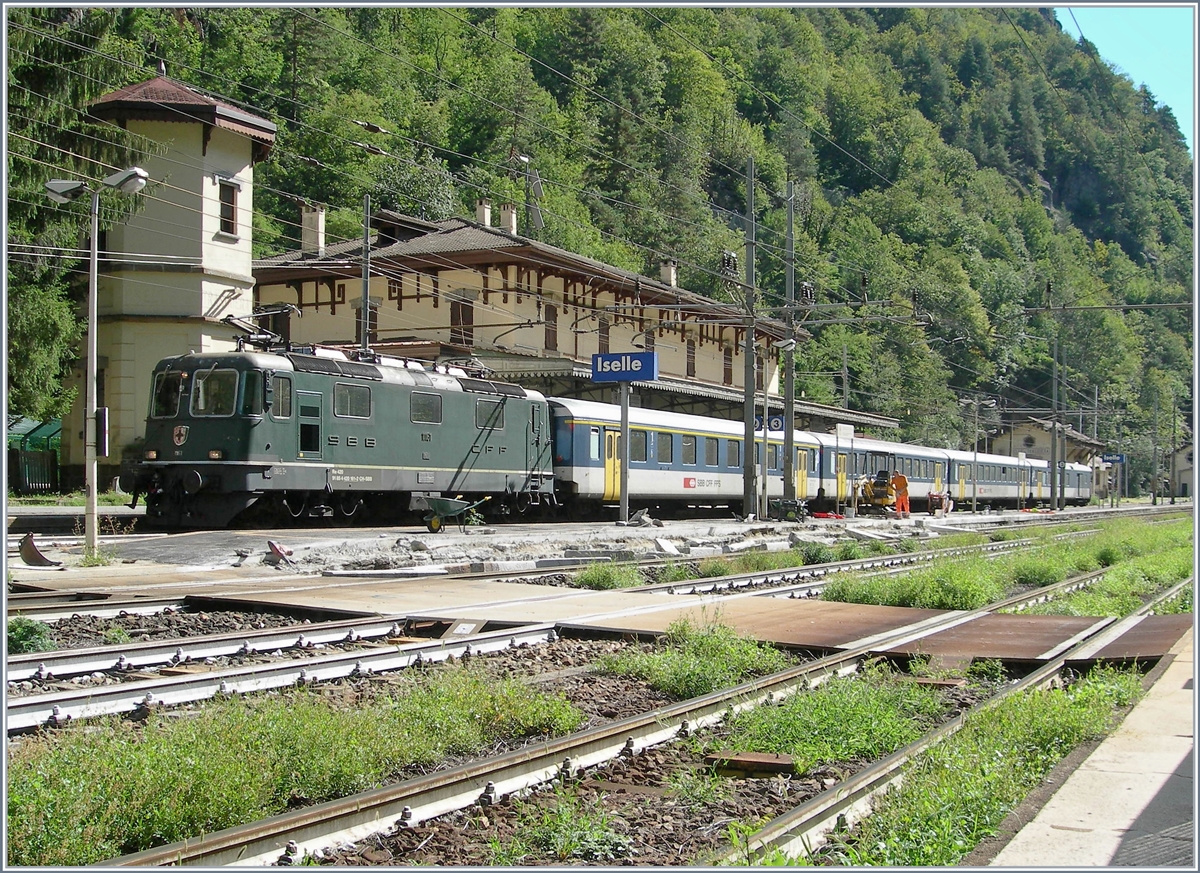The SBB IR 3217 from Brig to Iselle (works on the ligne to Domo) wiht the SBB Re 4/4 II 11161 is arriving at his destination Iselle di Trasquera.

19.08.2020