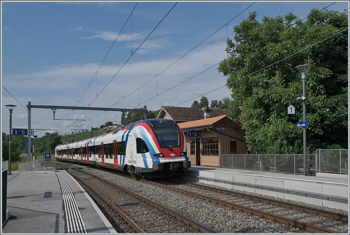 The SBB LEX RABe 522 228 on the way from La Plaine to Genève in Russin. 

28.06.2021