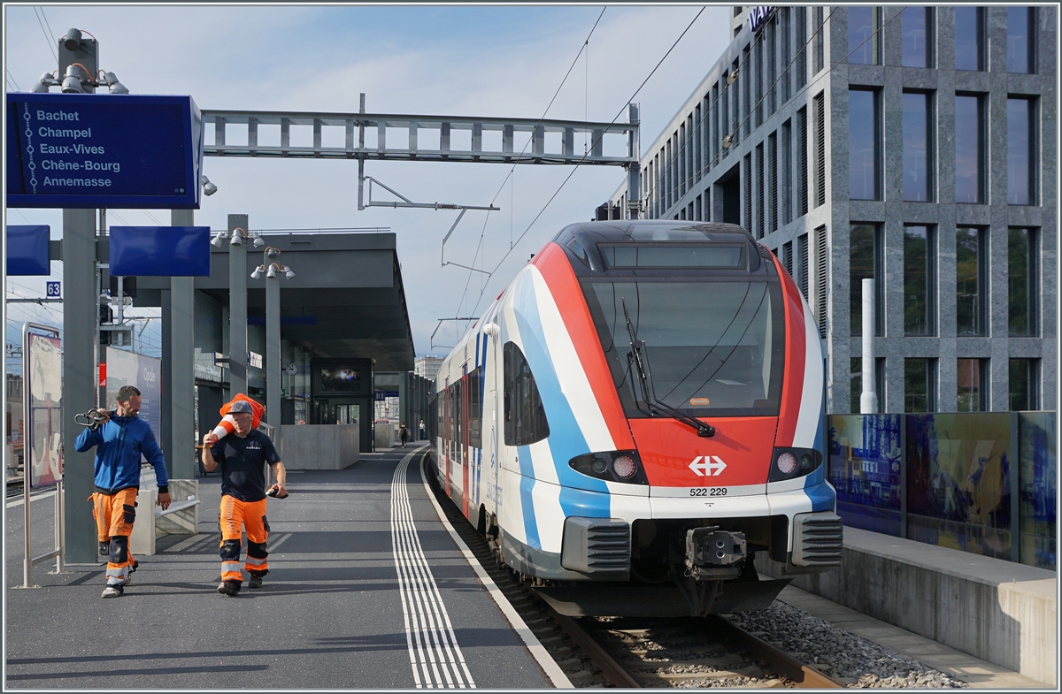 The SBB LEX RABe 522 229 by his stop in Lancy Pont Rouge.

28.06.2021