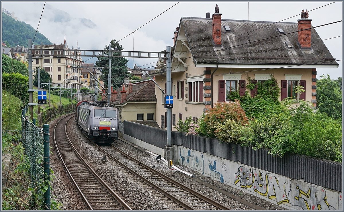The SBB NOVELIS  Re  189 990-5  Göttingen  (ES 64-F4-90 / UIC 91 80 6189 990-5 D-Dispo Classe 189VE) with his Novelis Train on the way to Göttingne by Montreux.

15. Mai 2020