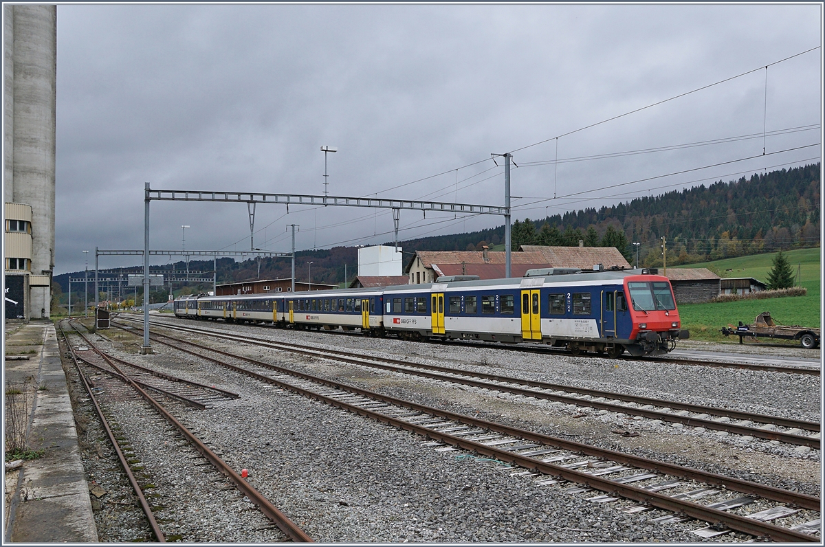 The SBB NPZ RBDe 562 RE from Neuchâtel to Frasne in Les Verières. 

29.10.2019