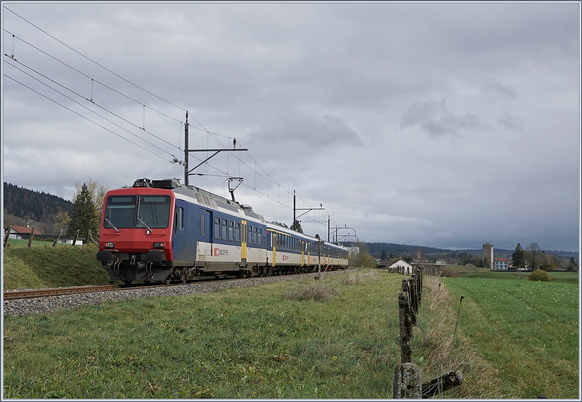 The SBB NPZ RE from Frasne to Neuchâtel near Les Verrières..

05.11.2019 