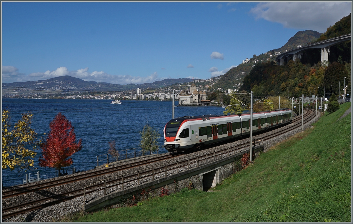 The SBB RABDe 523 026 on the way from Bex to Grandson by the Castle of Chillon. 

21.10.2021