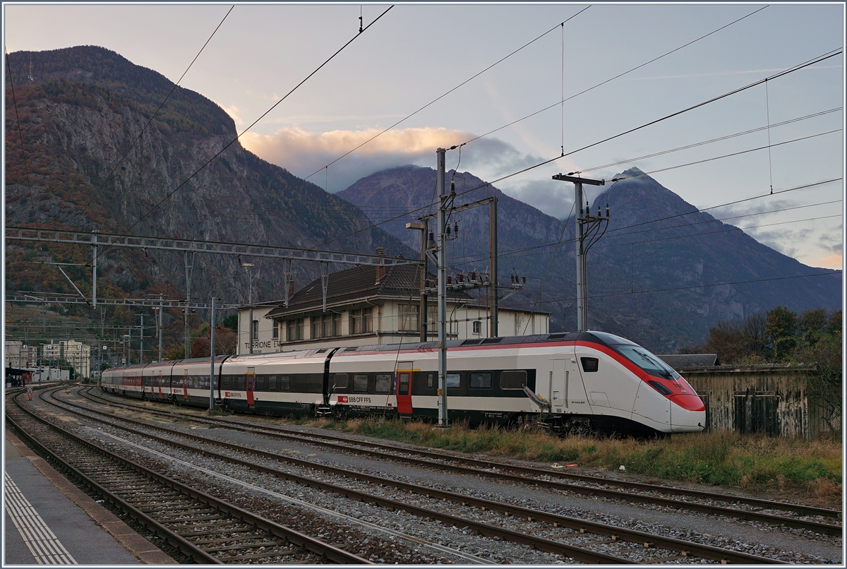 The SBB RABe 501 002 (Giruno) in Martigny.
30.10.2017 