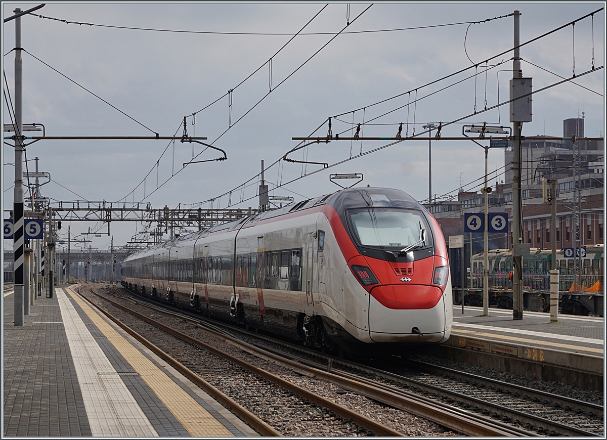 The SBB RABe 501 018  Giruno  Appenzell is the EC 307 from Zürich to Bologna and leaves the  Reggio Emilia station.

14.03.2023