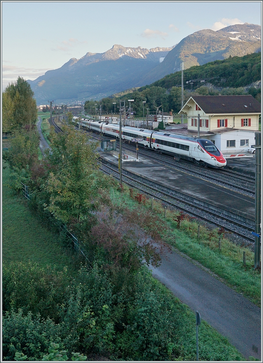 The SBB RABe 503 013-7  Wallis Vailais  from Geneva to Venice in St-Triphon. 

12.10.2020