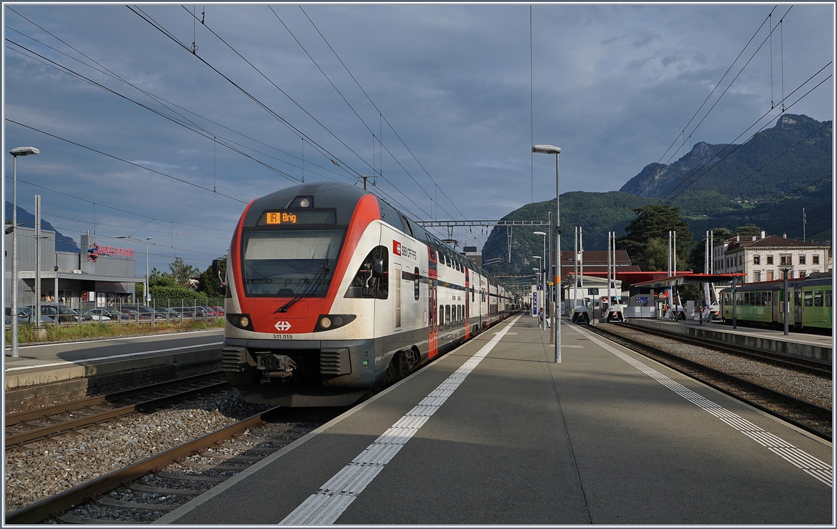 The SBB RABe 511 019 is the IR 90 from Genève-Aéroport to Brig; here by his stop in Aigle. 

01.09.2019
 