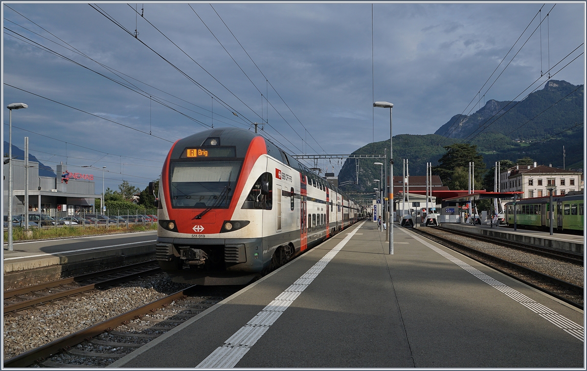 The SBB RABe 511 019 is the IR 90 from Genève-Aéroport to Brig; here by his stop in Aigle. 

01.09.2019
 