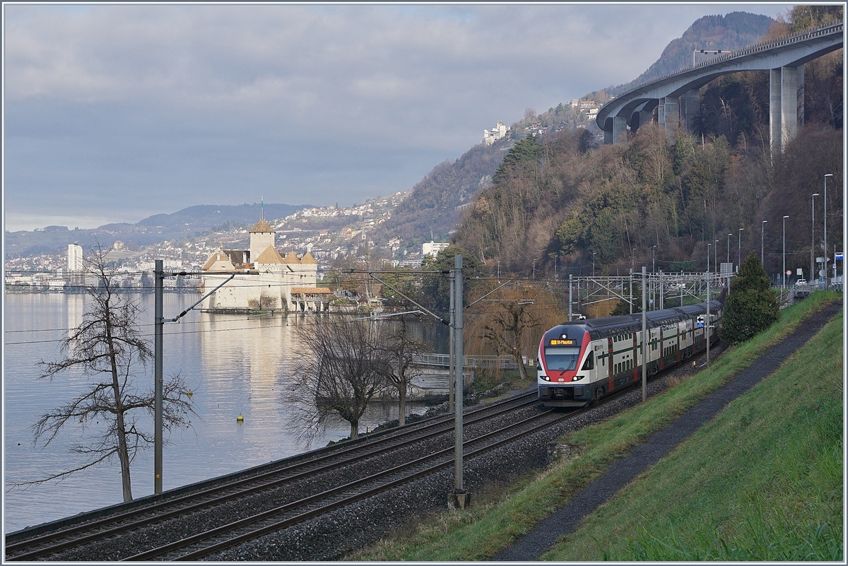 The SBB RABe 511 020 on the way to St Maurice near Villeneuve by the Castle of Chillon. 

04.01.2020