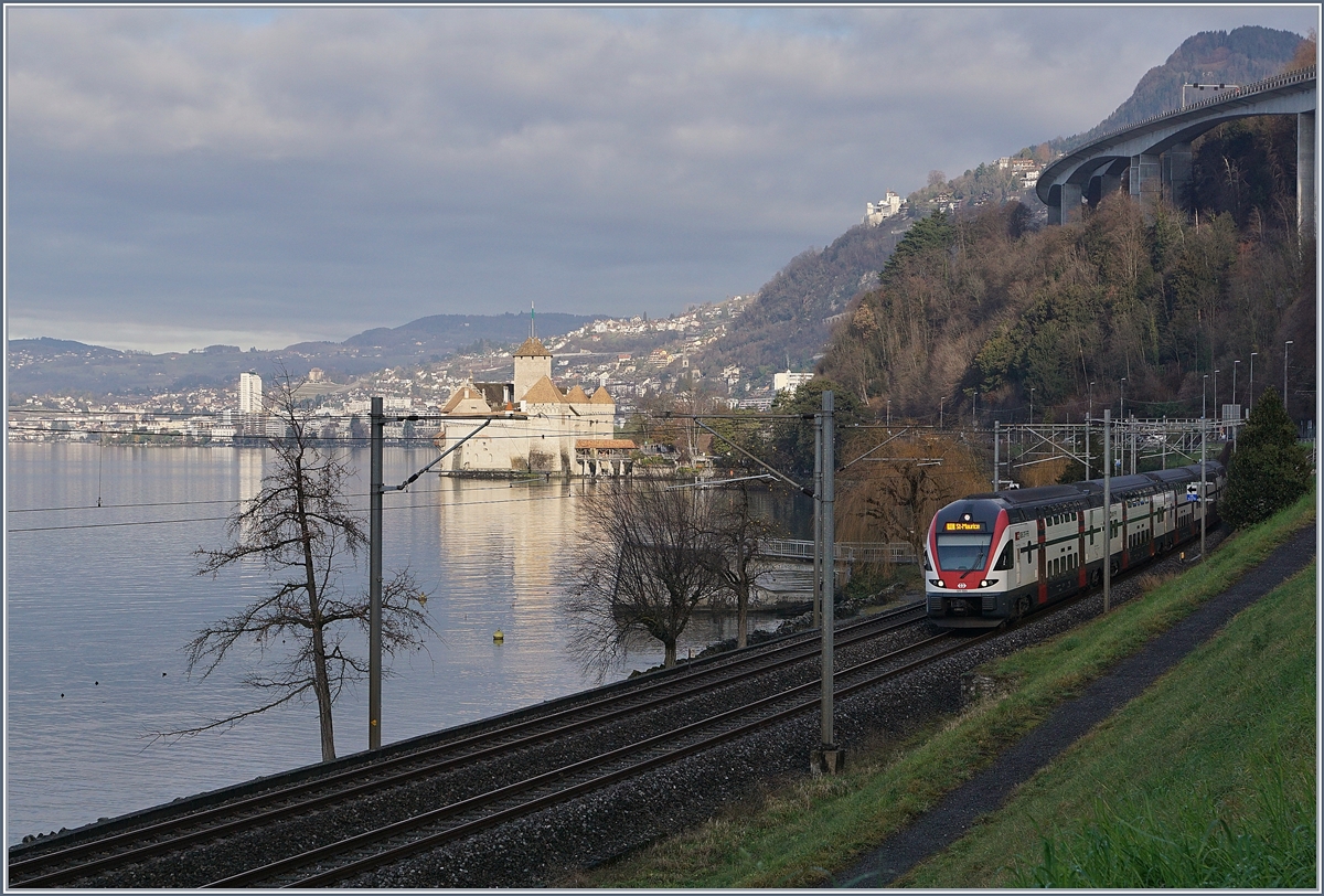 The SBB RABe 511 020 in the shadow part near Villeneuve by the Castle of Chillon on the way to St-Maurice.

04.01.2020