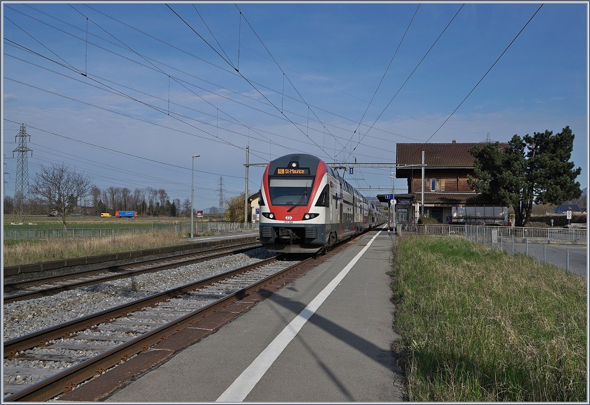 The SBB RABe 511 020 and an other one on the way to St-Maurice are pictured in Roches VD.

17.03.2020 