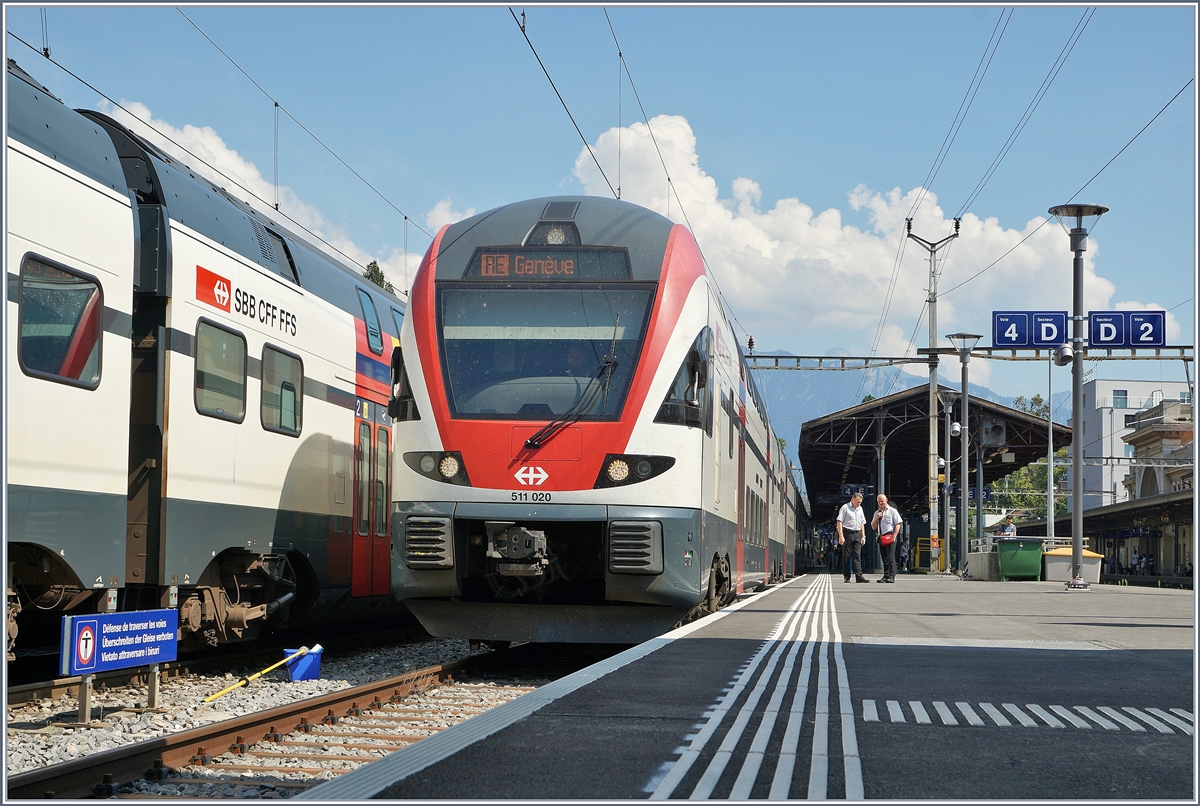 The SBB RABe 511 020 in Vevey on the way from Fribourg to Geneva (Summertimetable - Works on the Bern-line). 

18.07.2018