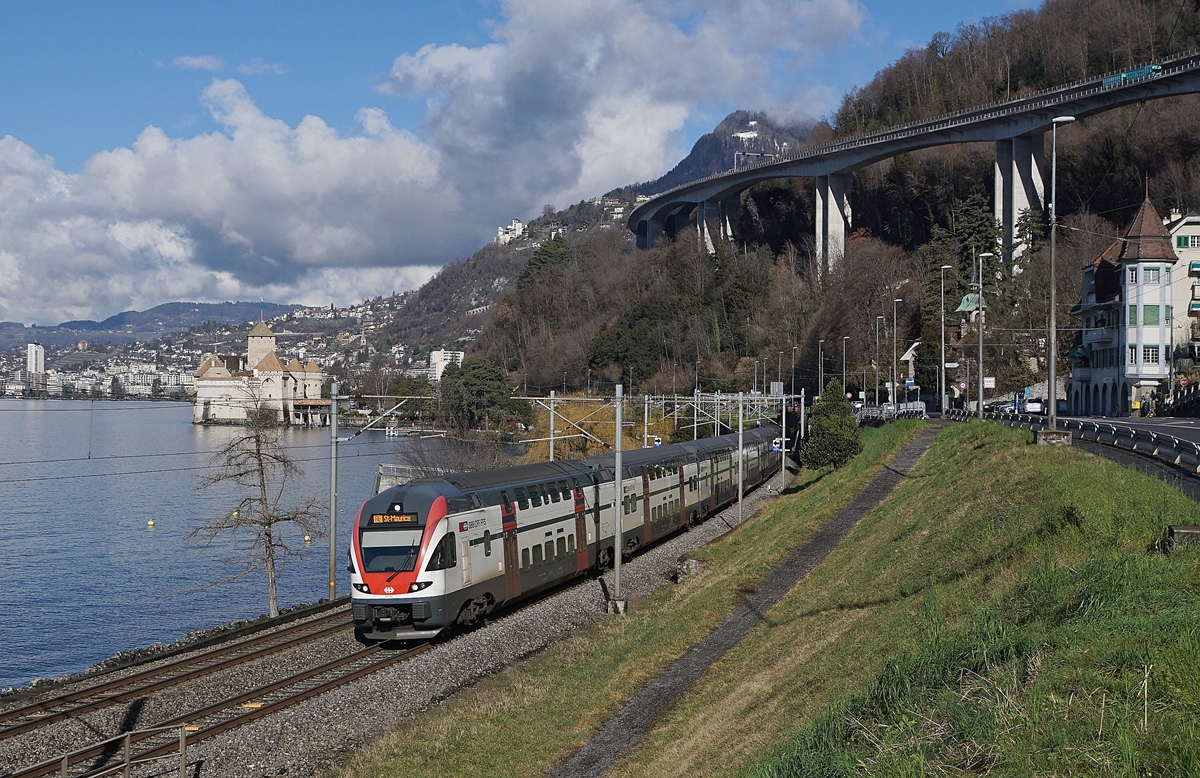 The SBB RABe 511 021 on the way from Annemasse to St Maurice by the Castle of Chillon. 

05.02.2020