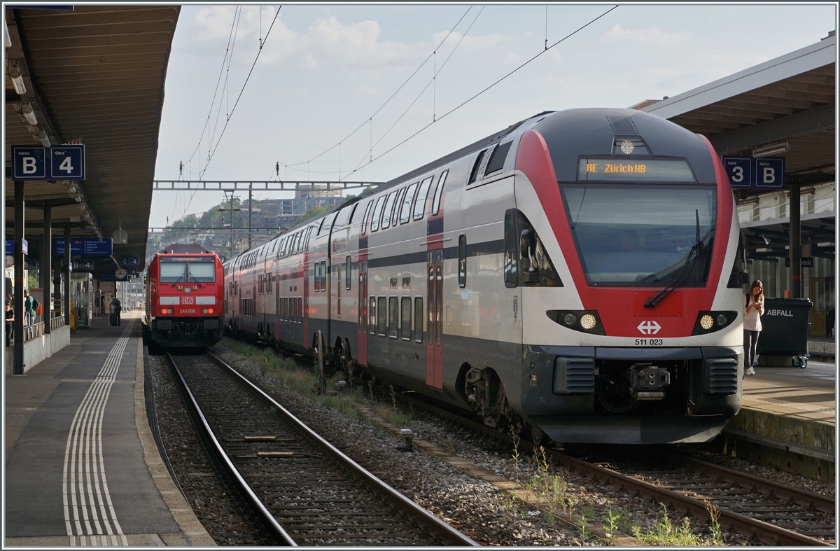 The SBB RABe 511 023 in Schaffhausen is the IR Service to Zürich. In the background the DB 245 006 with his IRE to Friedrichshafen Hafen.

06.09.2022 