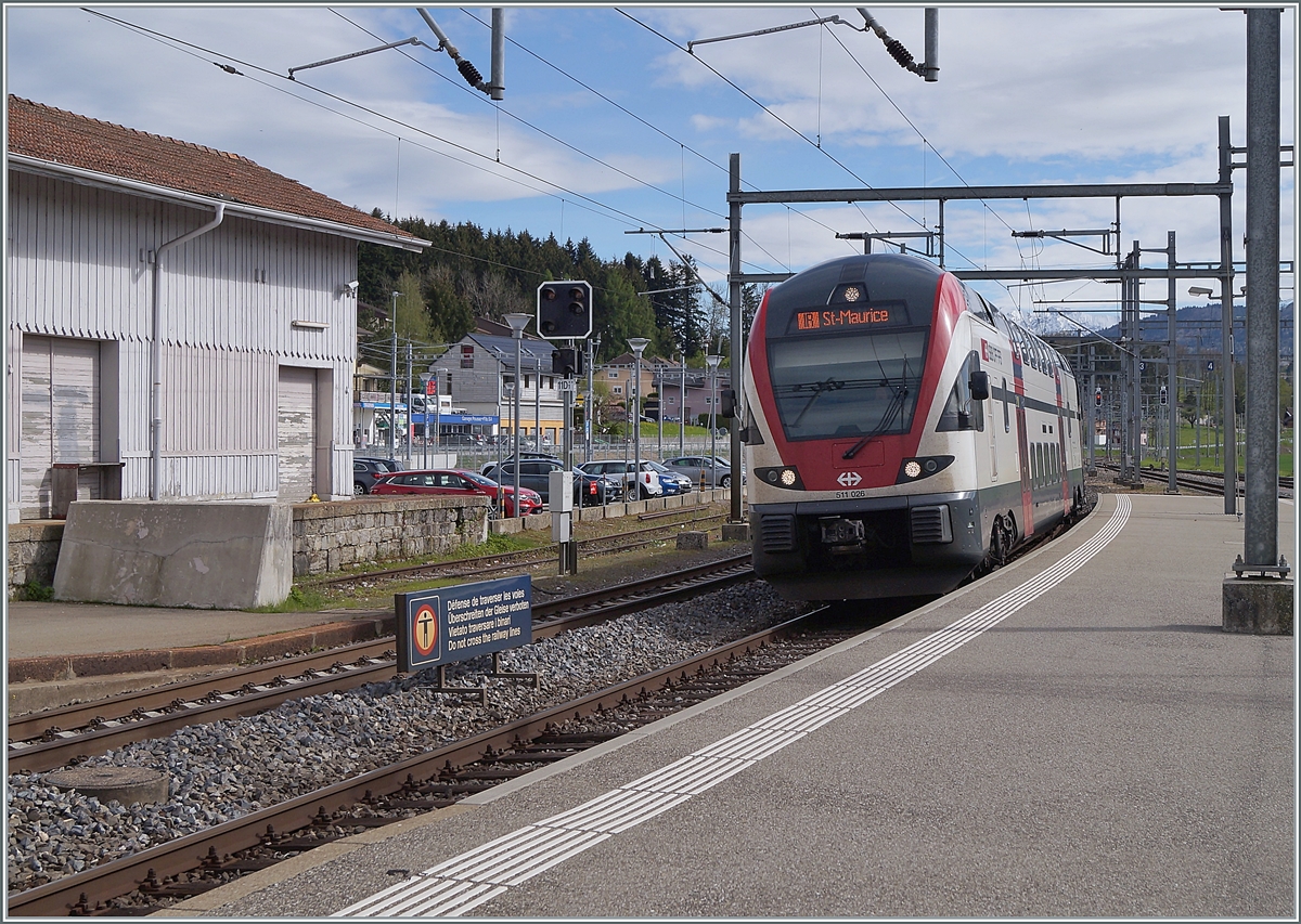 The SBB RABe 511 026 on the way from Geneva to St-Maurice in Palézieux. (Works on the Vevey-Line).

08.05.2021 
