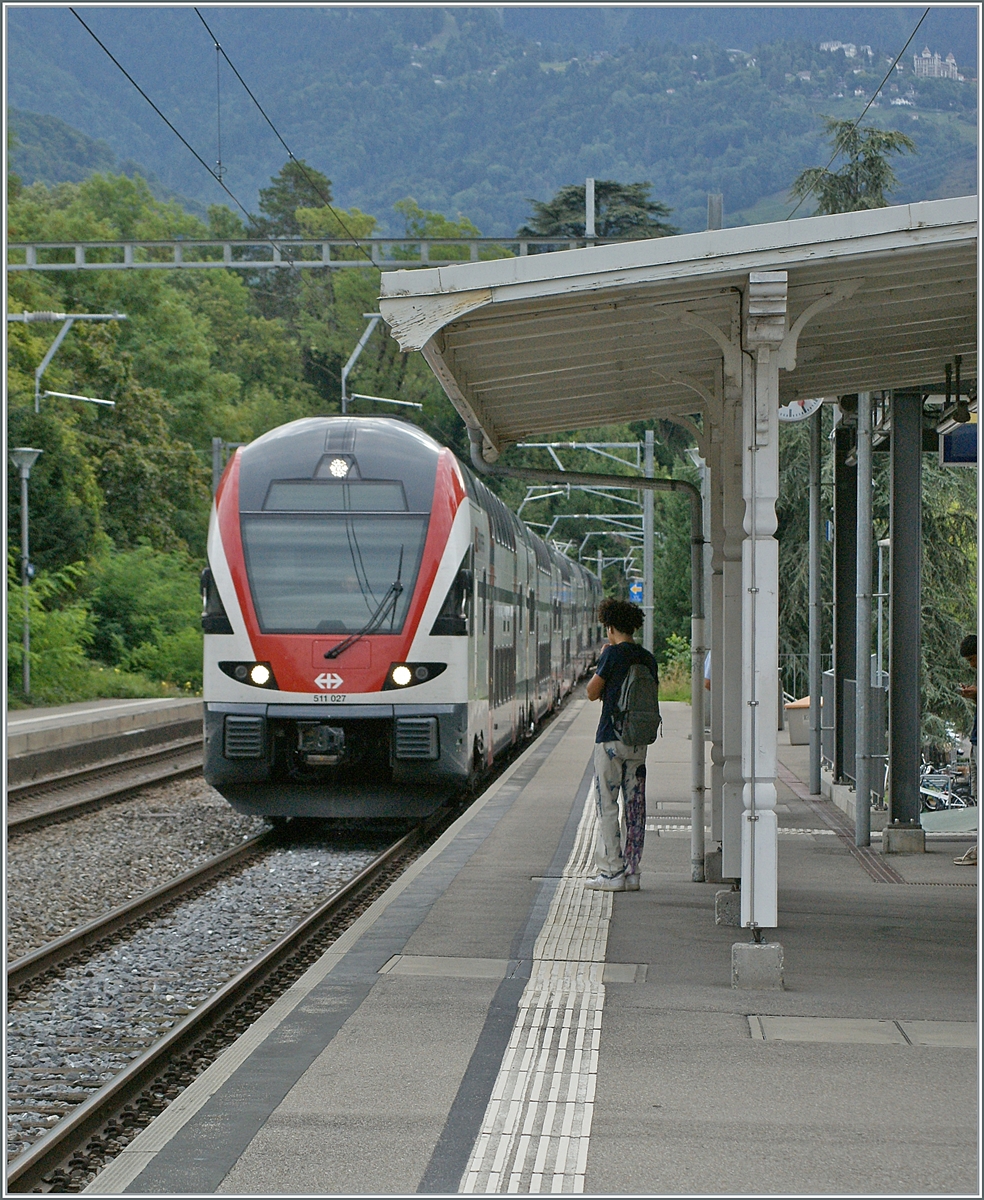 The SBB RABe 511 027 is arrivign at Burier. This tains runs from Bex to Grandson. 

07.09.2022