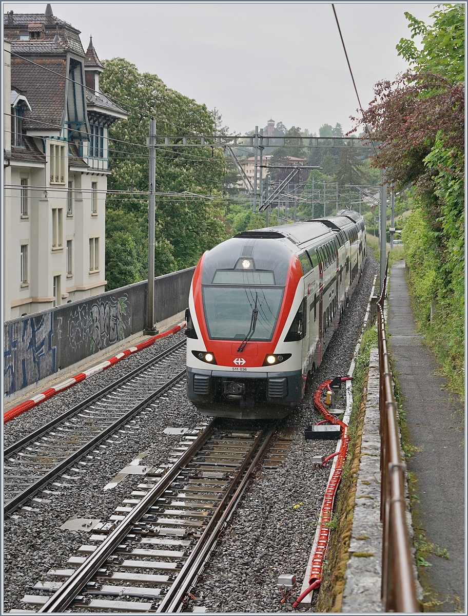 The SBB RABe 511 036 on the way to St Maurice is arriving at Montreux.

05.05.2020