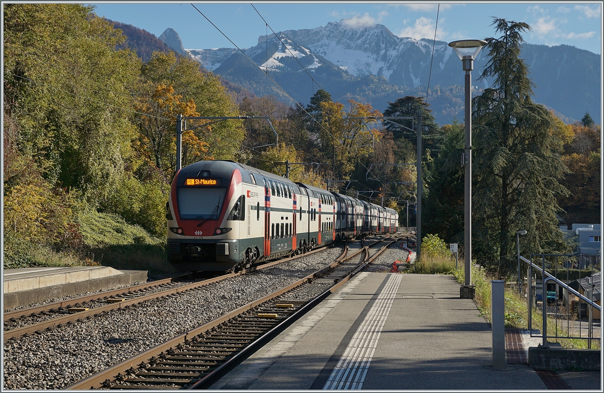 The SBB RABe 511 059 in Burier on the way to St Maurice. In the backgroud the Rochers de Naye. 

08.11.2021