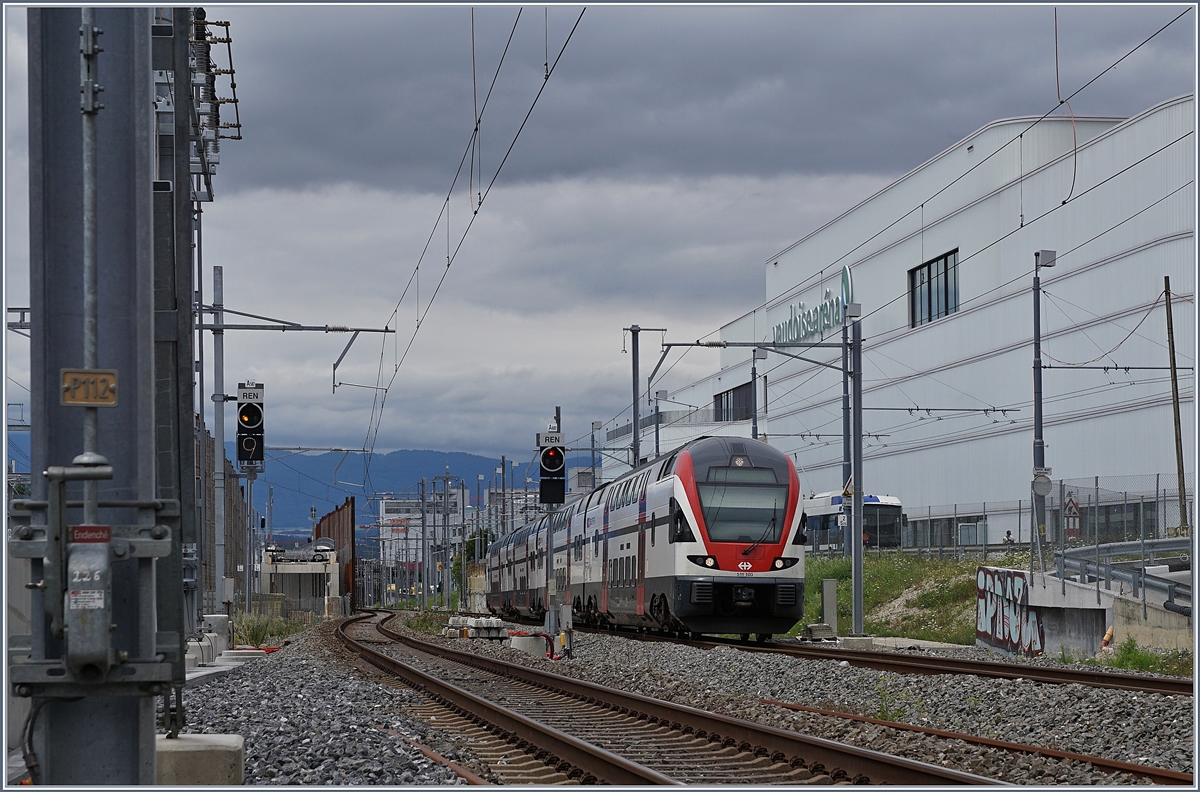 The SBB RABe 511 103 on the way from Annemasse to Vevey by Prilly Malley. 

17.07.2020