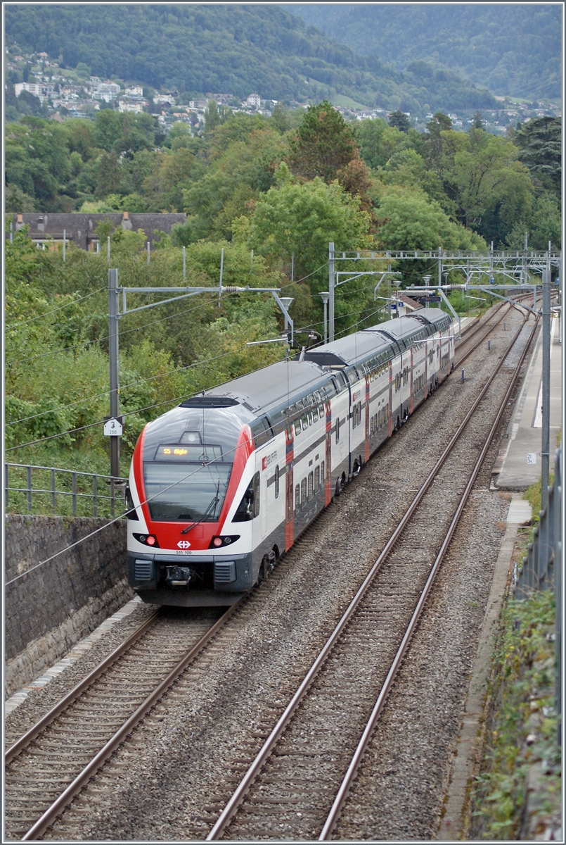 The SBB RABe 511 109 is the S5 from Grandson to Bex, here by his arriving at Burier. 07.09.2022