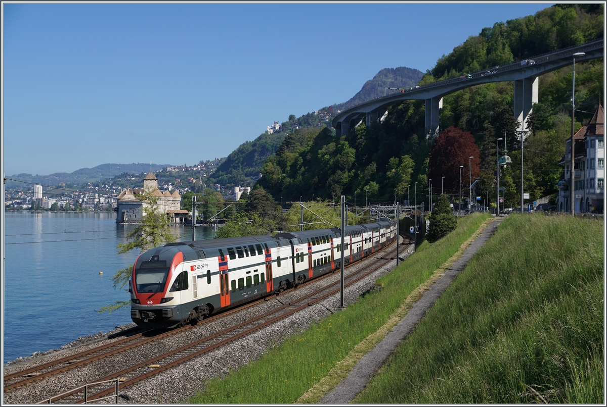 The SBB RABe 511 110 and 119 on the way rom St mauriche to Annemasse by the Castle of Chillon.

27.04.2022