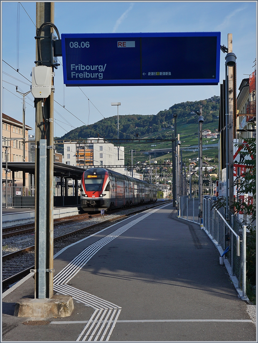 The SBB RABe 511 113 from Fribourg to Geneva in Vevey (SBB Summertimetable) 

11.08.2011

