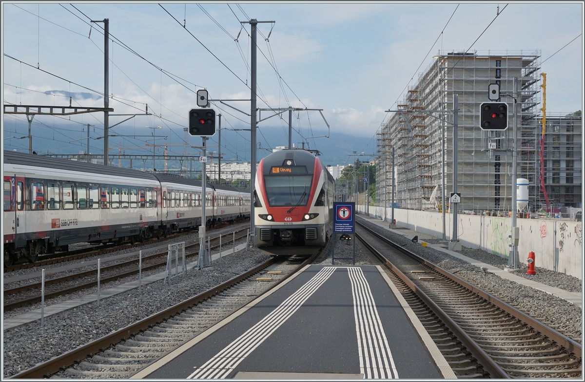 The SBB RABe 511 113 on the way to Vevey is arriving at Lancy Pont Rouge. 

28.06.2021