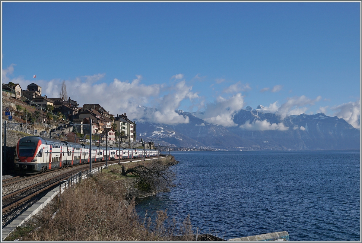 The SBB RABe 511 113 and 017 on the way to St Maurice between Rivaz and St Saphorin. 

10.01.2022