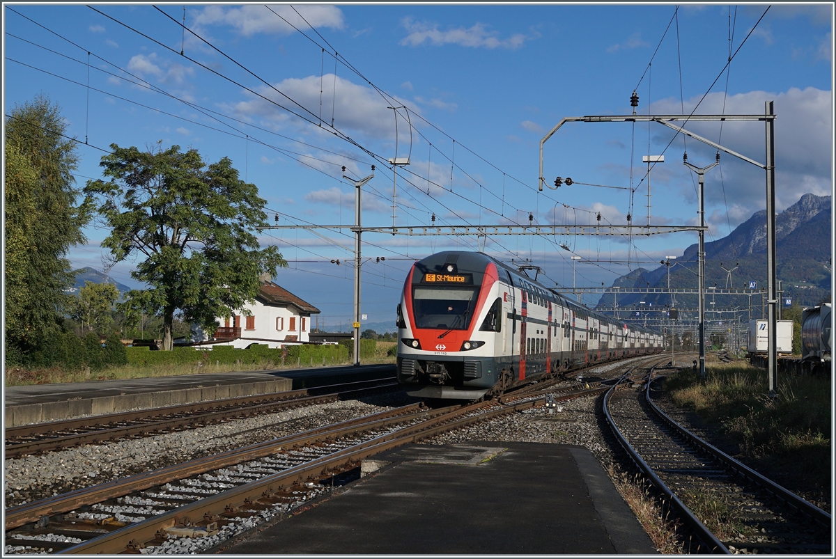 The SBB RABe 511 115 on the way to St Maurice in St Triphon.

12.10.2020