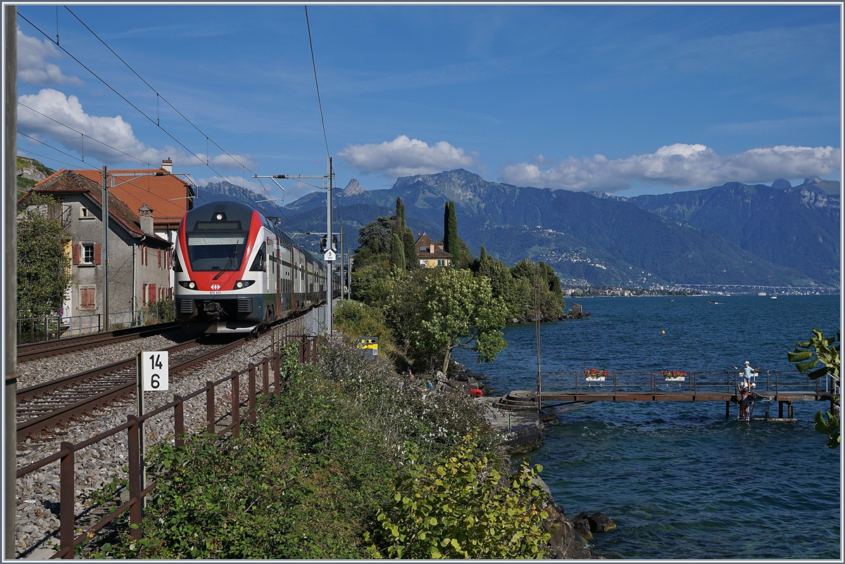 The SBB RABe 511 117 (and an other one) on the way to Geneva in St Saphorin. 

26.08.2018