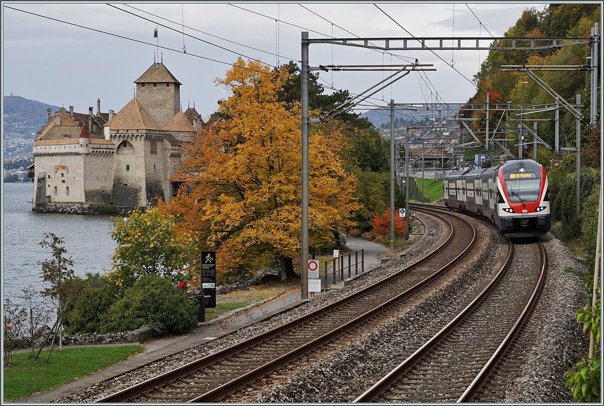 The SBB RABe 511 121 on the way to St Maurcie by the Castle of Chillon. 

21.10.2020