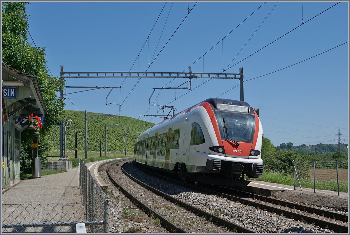 The SBB RABe 522 201 on the way to La Plaine by his stop in Russin.
19.06.2018