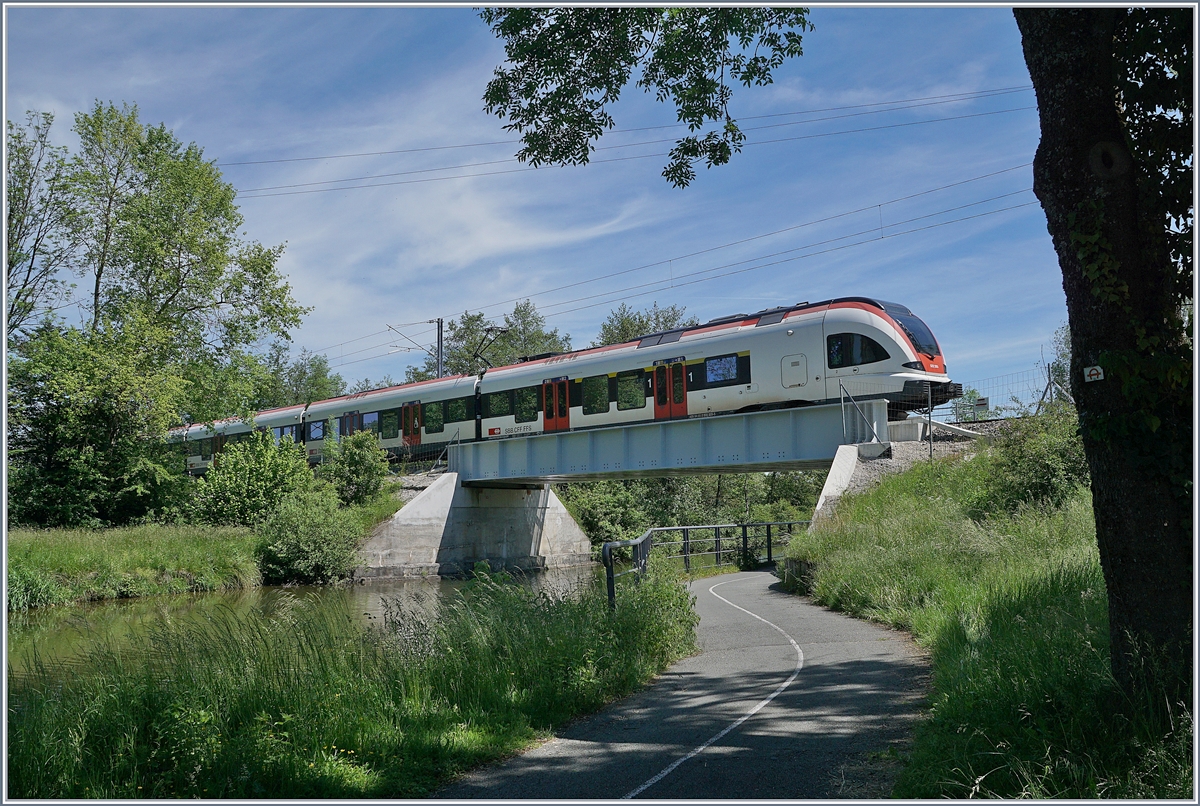The SBB RABe 522 205 on the way to Biel/Bienne by the Rhin-Rhône Chanel near Morvillars. 

01.06.2019