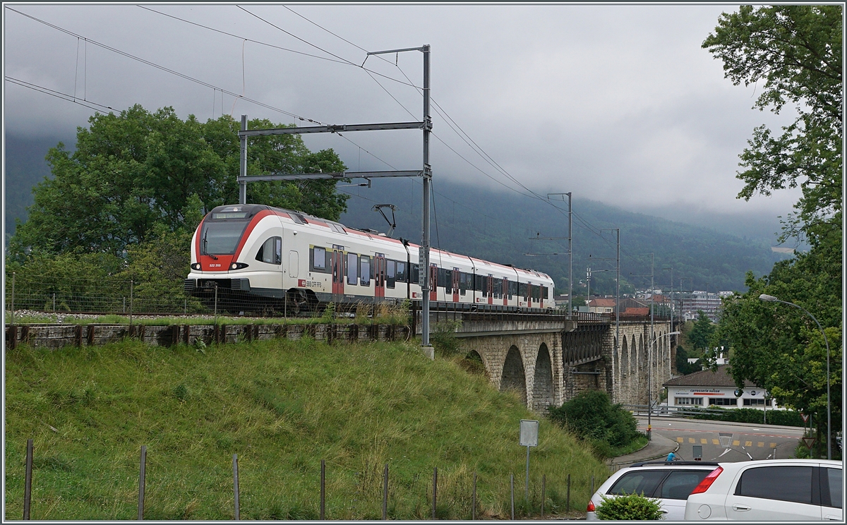 The SBB RABe 522 205 on the way to Biel/Bienne on the Mösli Viadukt in Grenchen. 

04.07.2021