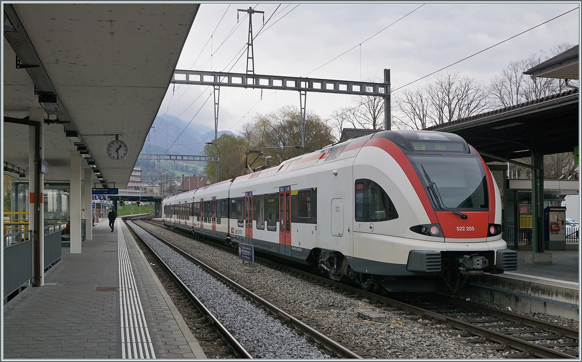 The SBB RABe 522 205 on the way to Delle in Grenchen Nord.

18.04.2021