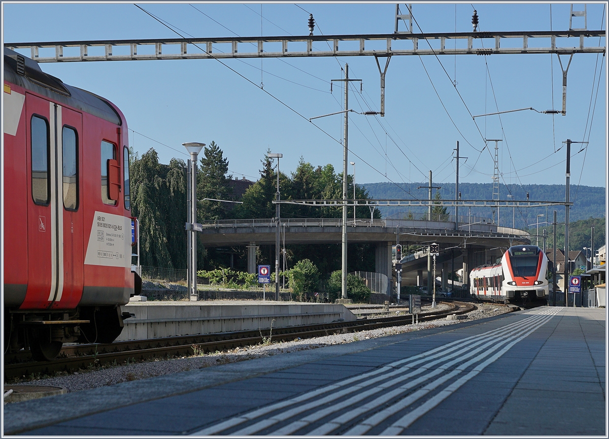 The SBB RABe 522 206 on the way to Meroux is arriving at Porrentruy.

23.07.2019