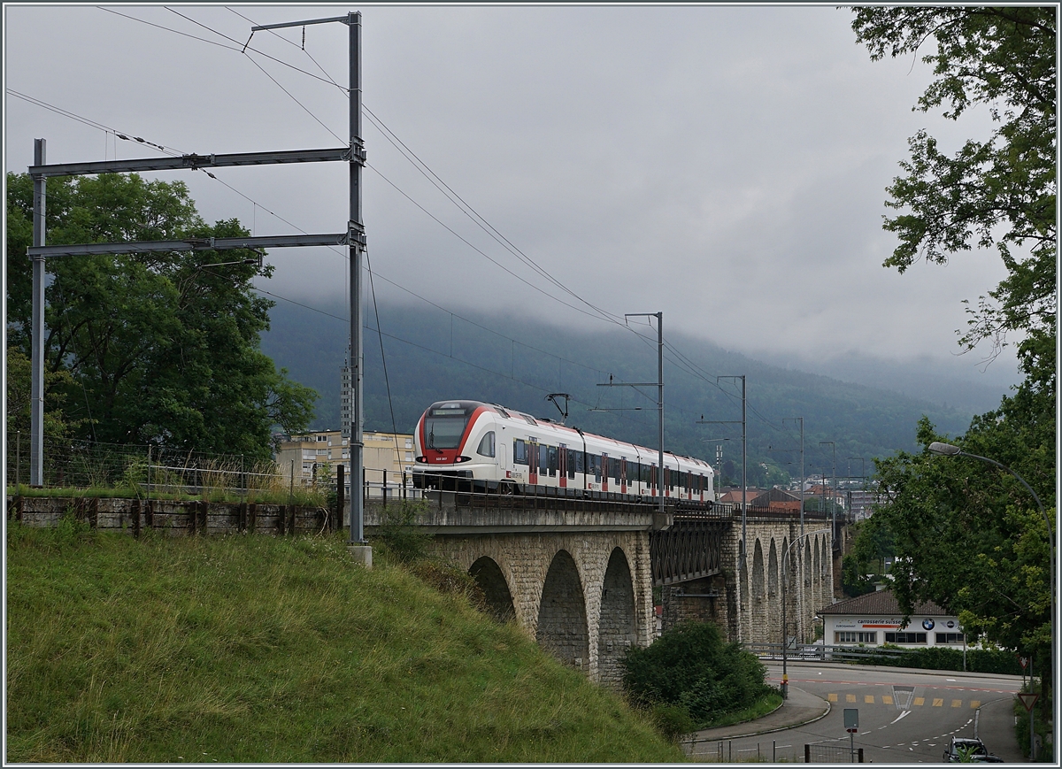 The SBB RABe 522 207 on the way to Meroux TGV on the Mösli Viadukt in Grenchen. 

04.07.2021