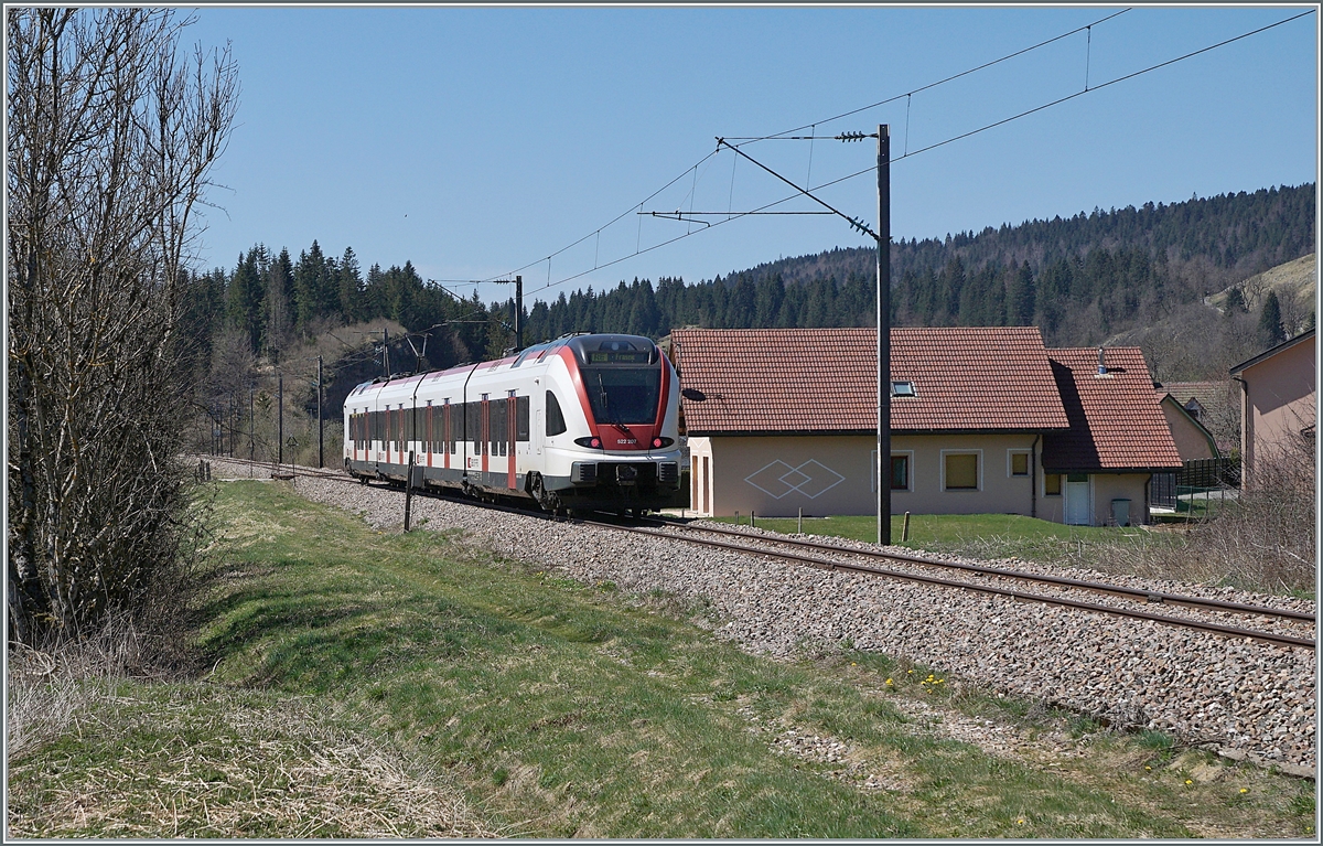 The SBB RABe 522 207 ist the RE 18124 on the way from Neuchatel to Frasen between Les Verrieres and Pontralier near La Cluse et Mijoux. 

16.04.2022

