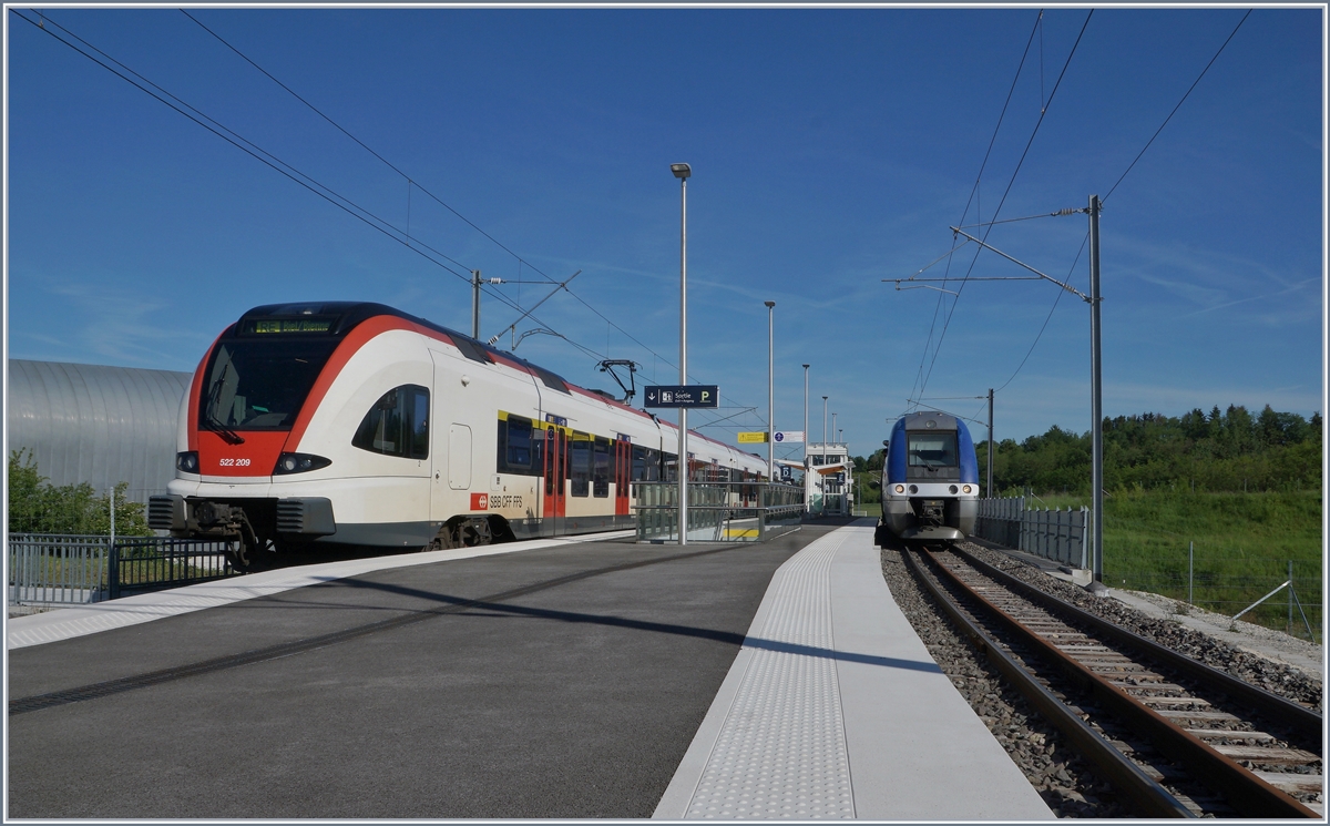 The SBB RABe 522 209 and SNCF Z 27597/598 in the Meroux TGV Station. 

01.06.2019