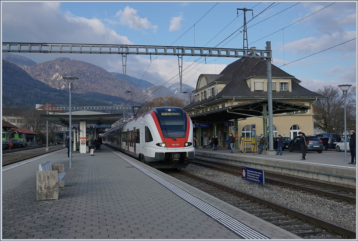 The SBB RABe 522 210 and an other one on the way to Biel/Bienne by his stop in Grenchen Nord.

22.02.2019