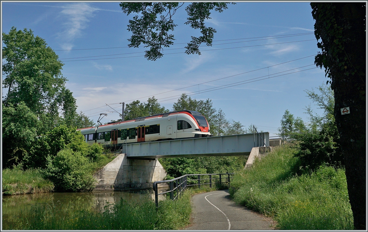 The SBB RABe 522 210 on the way from Biel/Bienne to Meroux by the Rhein-Rhone Canal near Bourogne.

19.05.2022